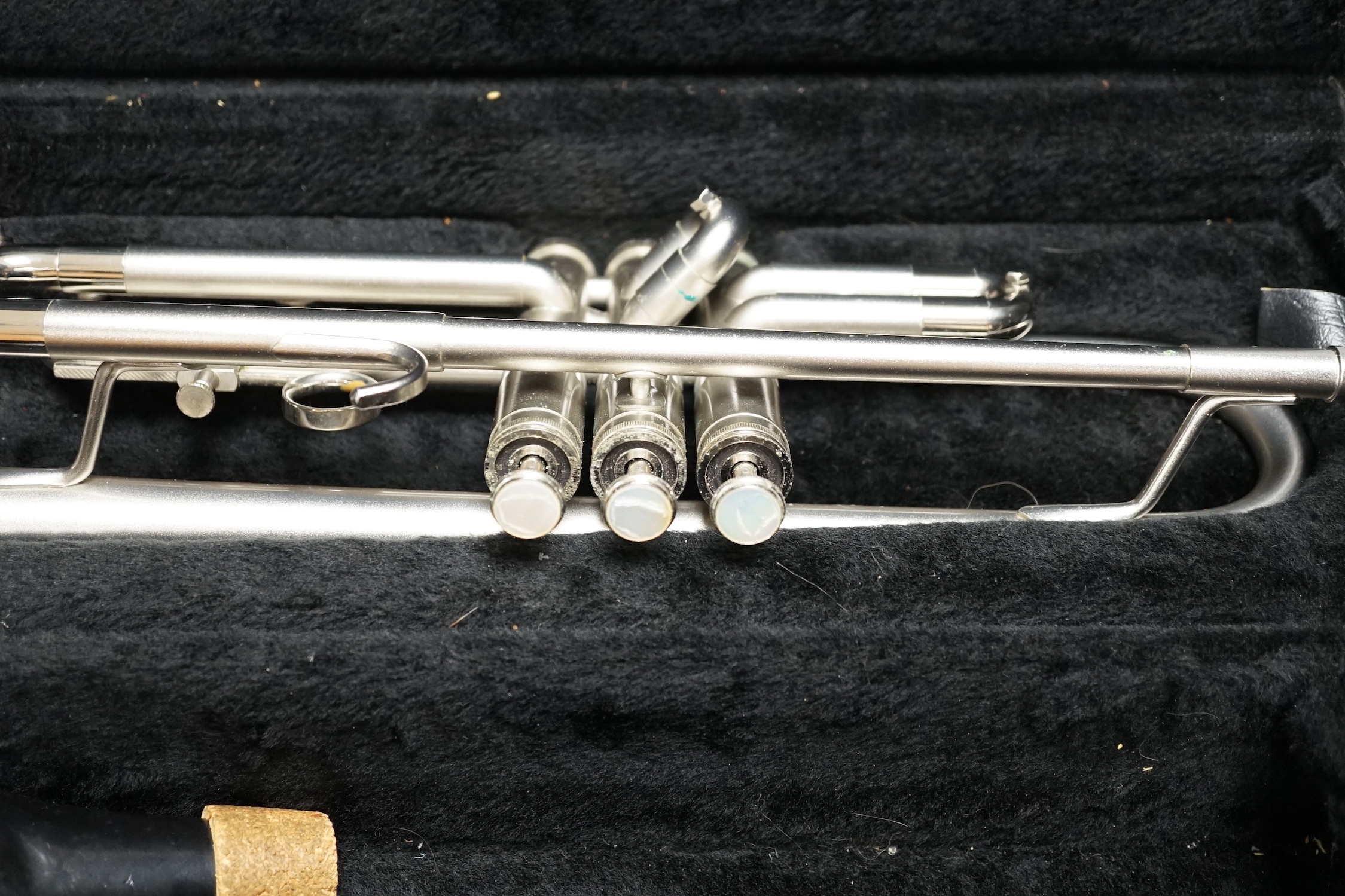 A cased 1980s Getzen trumpet, matt chrome finish, serial number K129186, with mouthpiece and Denis Wick mute